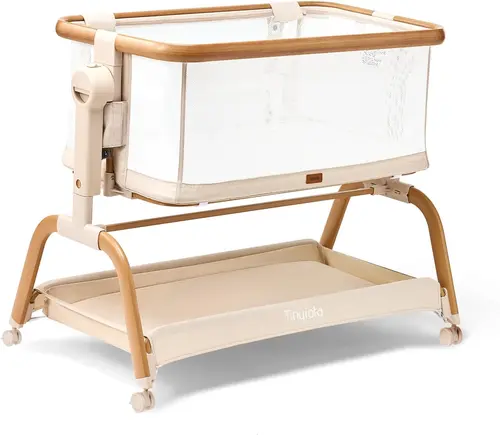 Baby Essentials for new Parent : portable play yard with bassinet insert